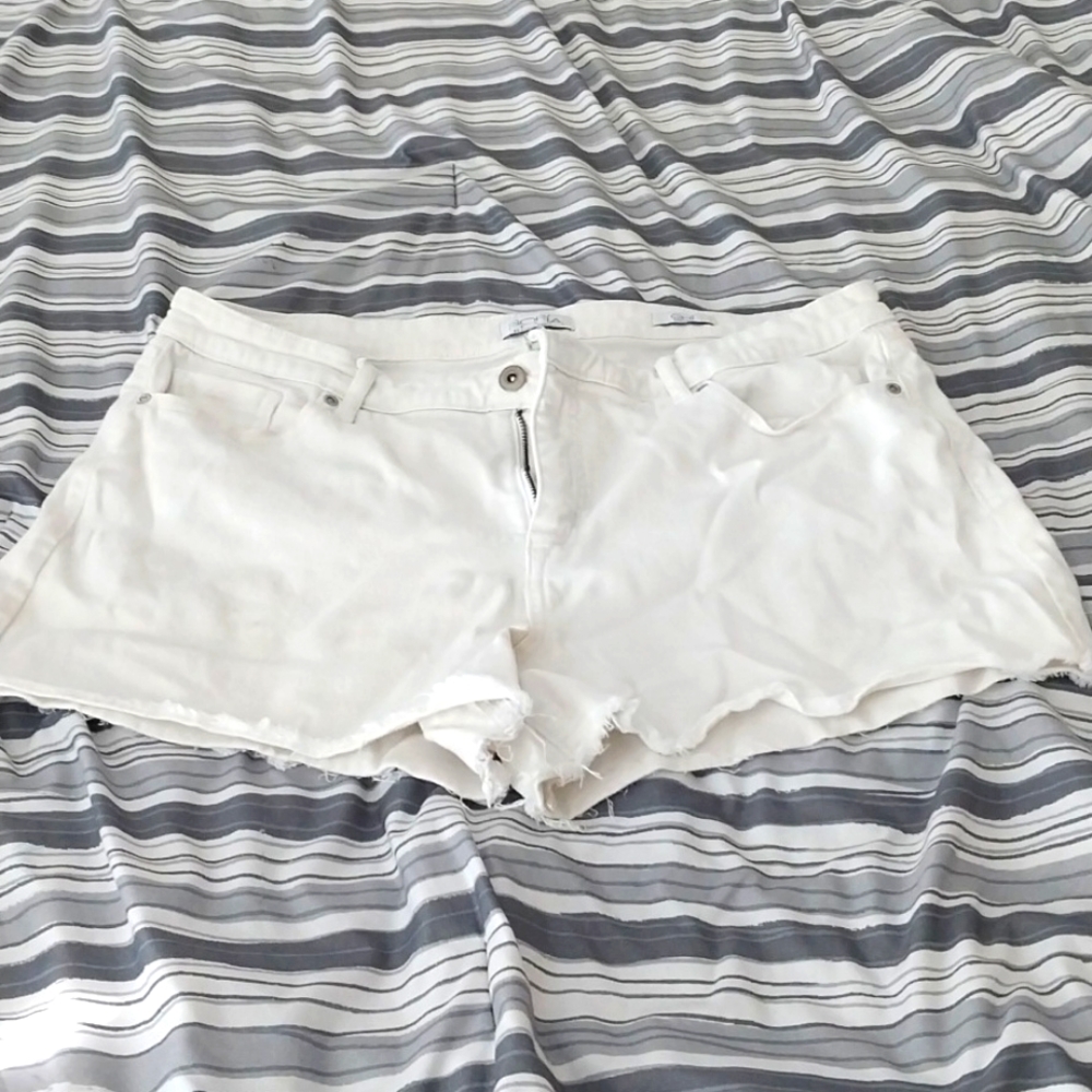 Sofia Chi Size 14 White Jean Shorts